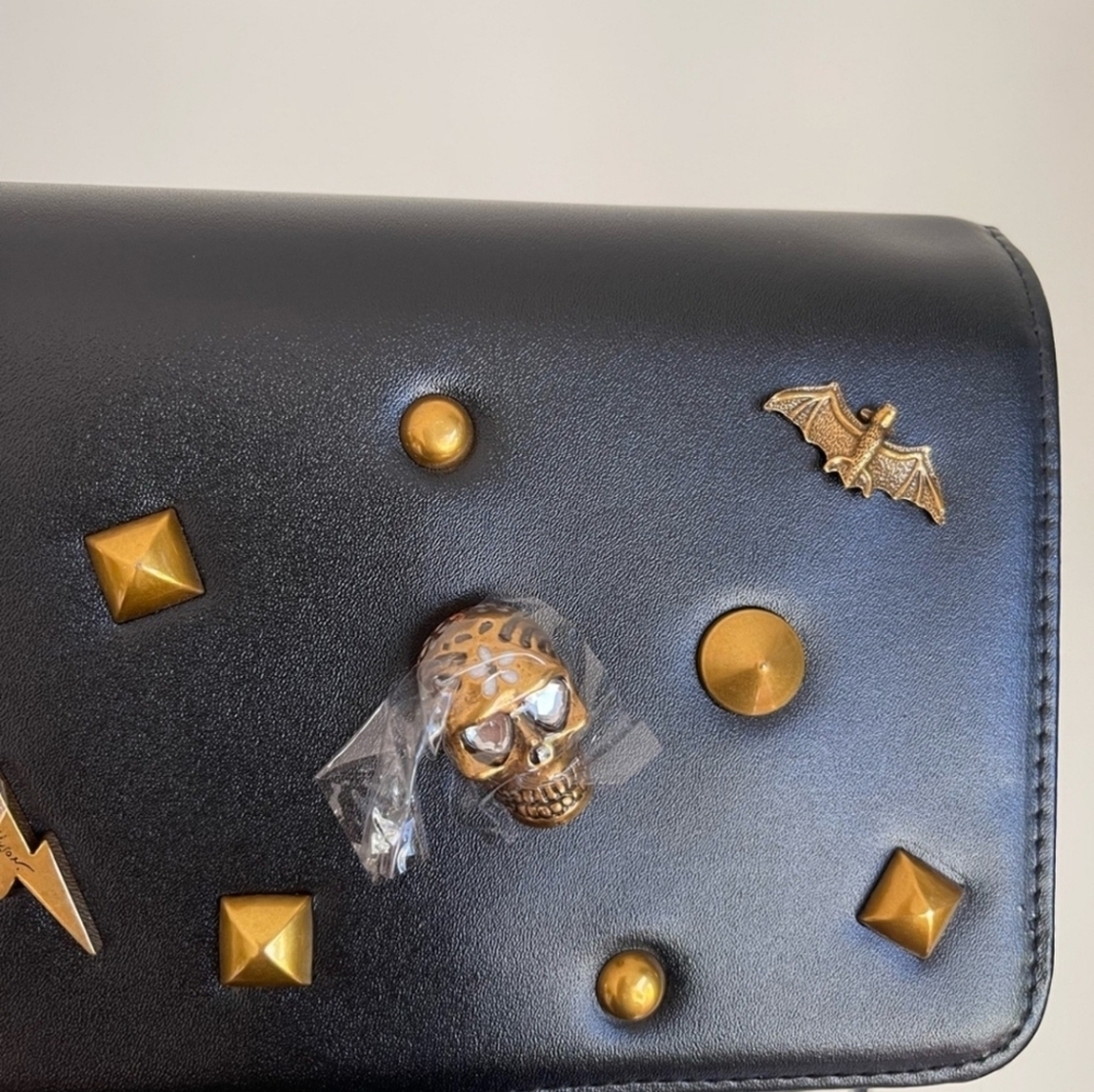 🖤▪️Betsey Johnson▪️ XOSYBIL Black Faux Leather Skull Crossbody Bag - Picture 5 of 6
